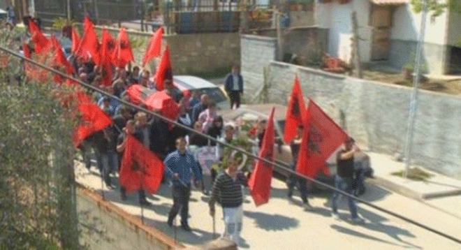 Η πομπή πριν το νεκροταφείο στο Φιέρι
