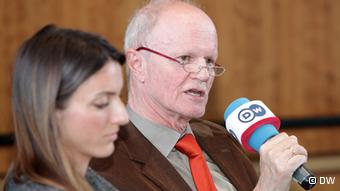 O καθηγητής Χανς-Γιούργκεν Αξτ και η δημοσιογράφος Σ. Σοκούλου