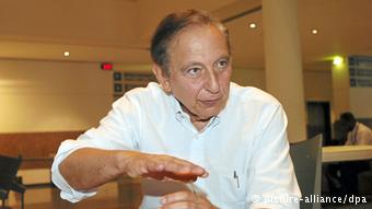 Ο Αμερικανός ερευνητής Ρόμπερτ Γκαλό επινόησε μία εξέταση αίματος για το AIDS.