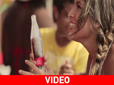Μπουκάλι Coca Cola από πάγο