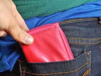 Καβάλα: Έκλεψε πορτοφόλι μέσα σε τράπεζα