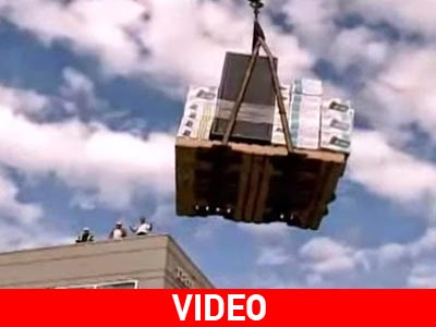 Απίστευτη γκάφα με ανυψωτικό μηχάνημα