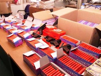 Έκρυβε στην αποθήκη 7000 πυροτεχνήματα