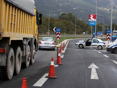 Εκτροπή οχημάτων λόγω συσσώρευσης υδάτων στην παλαιά εθνική οδό Αθηνών -Κορίνθου