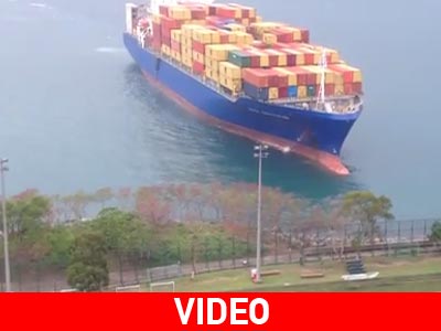 Ακυβέρνητο πλοίο γεμάτο κοντέινερ προσάραξε σε γήπεδο ποδοσφαίρου