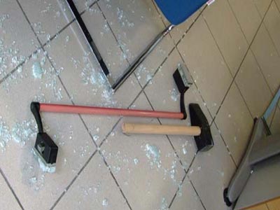 Ανθρωποκυνηγητό για τους ληστές με τη βαριοπούλα και τα καλάσνικοφ