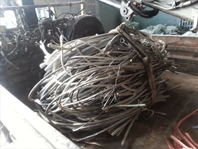 Γκρέμιζαν τους τοίχους για να κλέβουν τα σίδερα