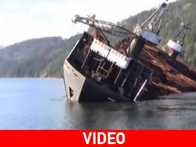 Απίστευτο φορτηγό πλοίο! Δείτε πώς ξεφορτώνει τους κορμούς