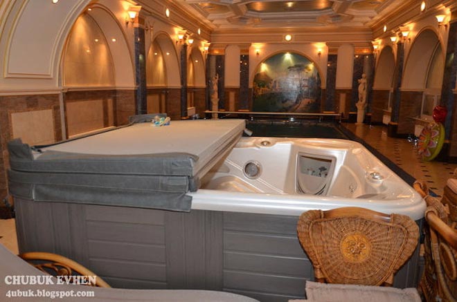 Το τζακούζι και η εσωτερική πισίνα  