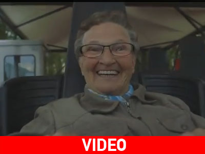 Όταν μια γιαγιά μπαίνει για πρώτη φορά σε τρενάκι του λούνα παρκ