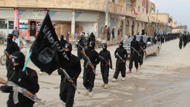 Αντάρτες του ISIL παρελαύνουν σε πόλη στο Βόρειο Ιράκ που πλέον ελέγχουν.
