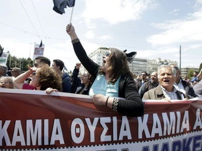 Έξω από τη Βουλή το απόγευμα οι παραγωγοί λαϊκών Έξω από τη Βουλή το απόγευμα οι παραγωγοί λαϊκών