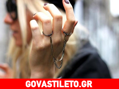 Διπλό δαχτυλίδι: Αυτό είναι το νέο trend που ξετρελαίνει τα κορίτσια Διπλό δαχτυλίδι: Αυτό είναι το νέο trend που ξετρελαίνει τα κορίτσια