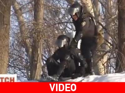 Μετά τα… δακρυγόνα πήγαν για τσουλήθρα