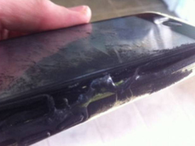 Πήρε φωτιά το κινητό της την ώρα που έκανε μάθημα