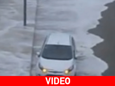 Τεράστιο κύμα έπεσε πάνω του…