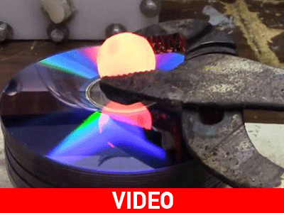 Δείτε τι συμβαίνει αν μια καυτή μπάλα νικελίου πέσει πάνω σε CD