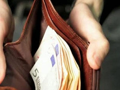 Τρίκαλα: Αστυνομικός βρήκε και παρέδωσε 2.500 ευρώ