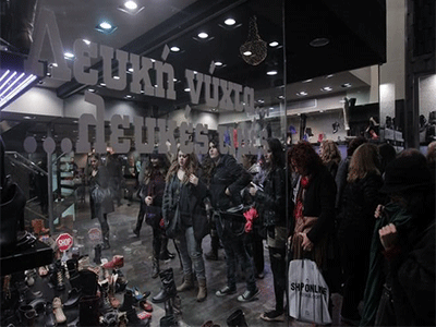 Δώρα, ρούχα και παιδικά παπούτσια στη χθεσινή «λευκή νύχτα» στην Αθήνα