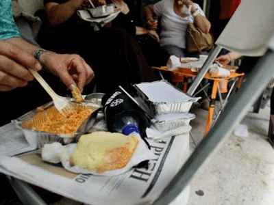 Χιλιάδες στη λίστα αναμονής για ένα πιάτο φαΐ στη Θεσσαλονίκη