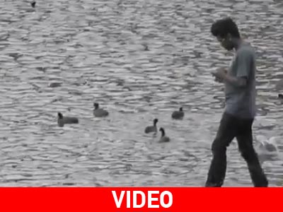 Ξεκαρδιστική φάρσα κάνει τους περαστικούς μάρτυρες ενός «θαύματος»