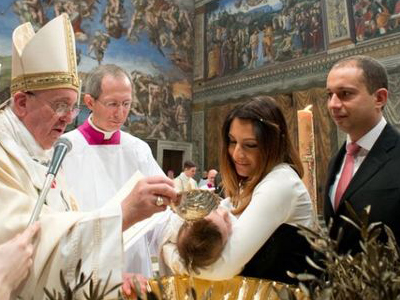 Πάπας: Βάφτισε παιδί ζευγαριού που δεν είχε παντρευτεί