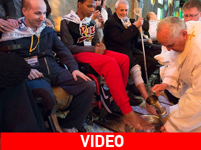 Ο Πάπας Φραγκίσκος έπλυνε και φίλησε τα πόδια 12 ατόμων με ειδικές ανάγκες