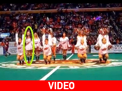 Πώς αντιδρά μια cheerleader όταν της ανεβαίνει η μπλούζα;