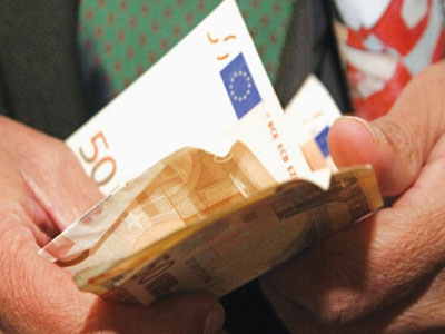 Τα πέρασε για έξοδα της κηδείας και τα…τσέπωνε!