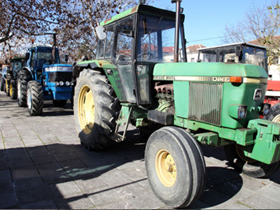 Σέρρες: Συνεχίζουν να βγαίνουν τρακτέρ στις πλατείες χωριών του νομού