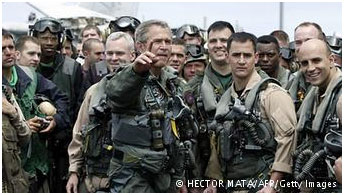  Ο Μπους σε πιλότους και στρατιώτες.«Η επιχείρηση στο Ιράκ τελείωσε»