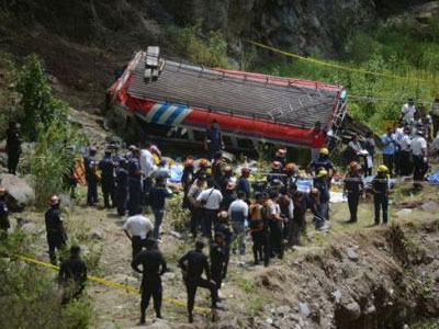 Πτώση λεωφορείου σε φαράγγι στην Ινδία με 17 νεκρούς και 30 τραυματίες