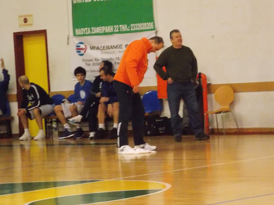 Στάζει νερά η οροφή του κλειστού γυμναστηρίου Νάουσας