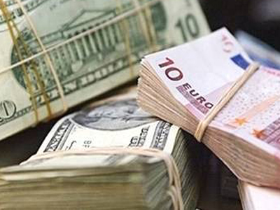 Υποχωρεί το ευρώ έναντι του δολαρίου