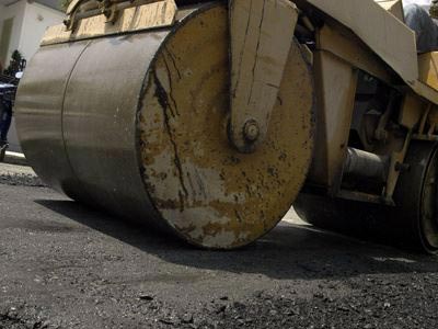 Οδοστρωτήρας έπεσε από πλατφόρμα μεταφοράς στη μέση του δρόμου