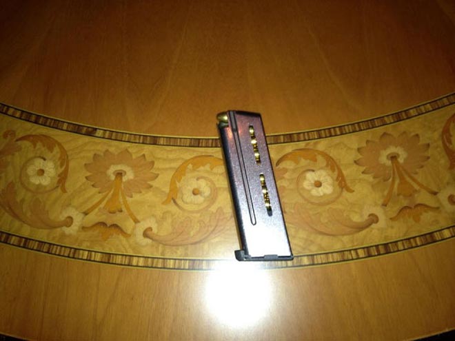 Ένας γεμιστήρας από πιστόλι παρατημένος 