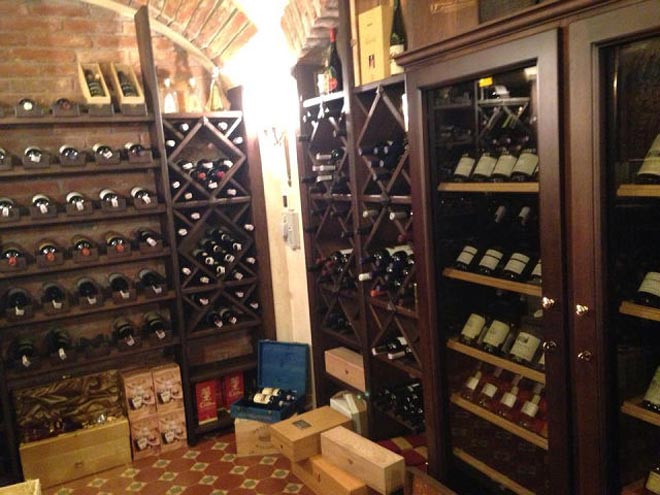 Δωμάτιο με διάφορες ποικιλίες κρασιών 