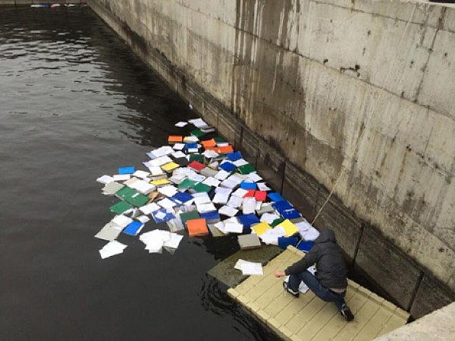 Έγγραφα πεταμένα στο νερό 
