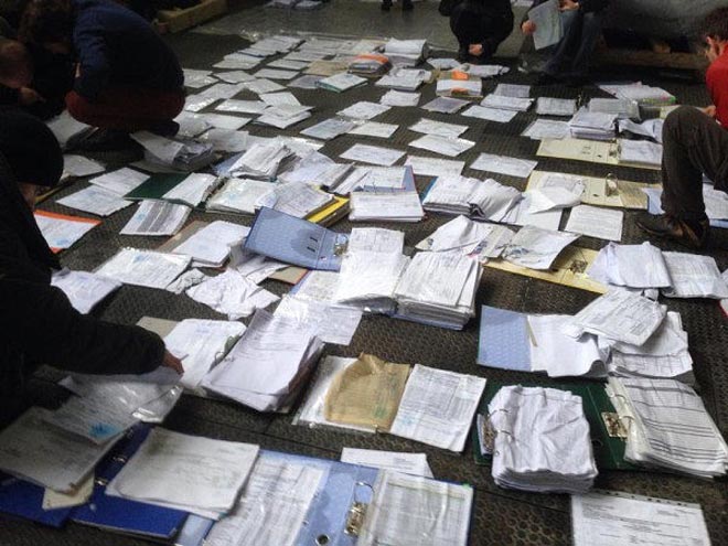 Κρατικά έγγραφα απλωμένα στο πάτωμα 