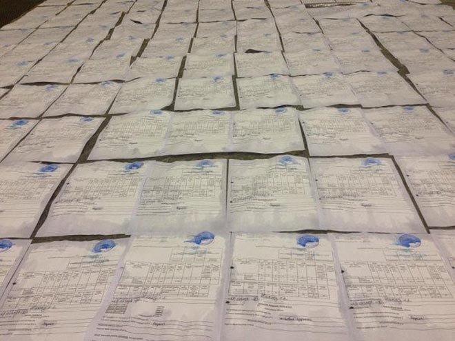 Κρατικά έγγραφα απλωμένα στο πάτωμα 