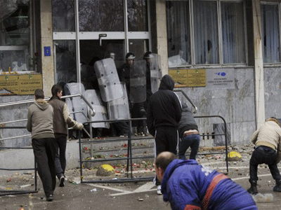 Επεισοδιακές διαδηλώσεις με τραυματίες και συλλήψεις στη Βοσνία