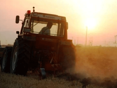 Τον καταδίωξε με το… τρακτέρ και προσπάθησε να τον εμβολίσει