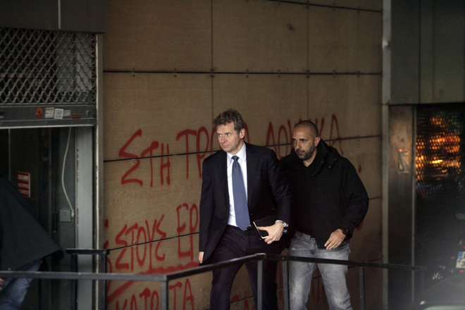 Ο Τόμσεν στην... πίσω είσοδο του Υπουργείου