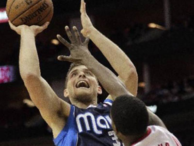 Ντάλας Μάβερικς: Αρθροσκόπηση για Μέκελ