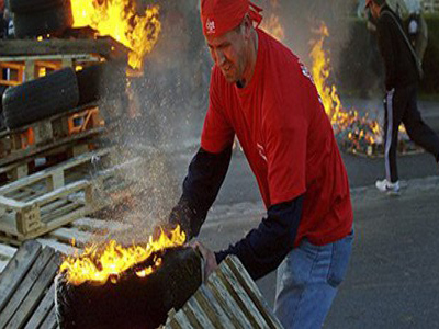 Εργάτες κρατούν ομήρους τα… αφεντικά σε εργοστάσιο της Goodyear