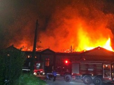 Λαμία: Φωτιά σε αποθήκη δίπλα σε παιδική χαρά