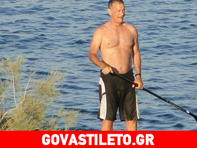 Ο Τομ Χανκς τώρα κάνει και stand-up paddling στην Αντίπαρο!