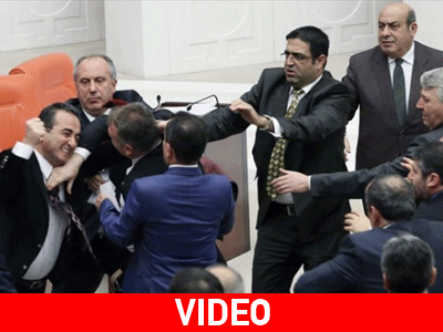 Στα χέρια πιάστηκαν βουλευτές στην Τουρκία