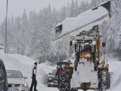 Σερβία: Αποκλείστηκαν από τα χιόνια σε αυτοκινητόδρομο