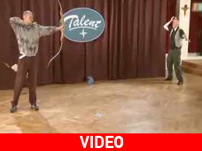 Του έριξε βέλος στο κεφάλι ο συμπαίκτης του